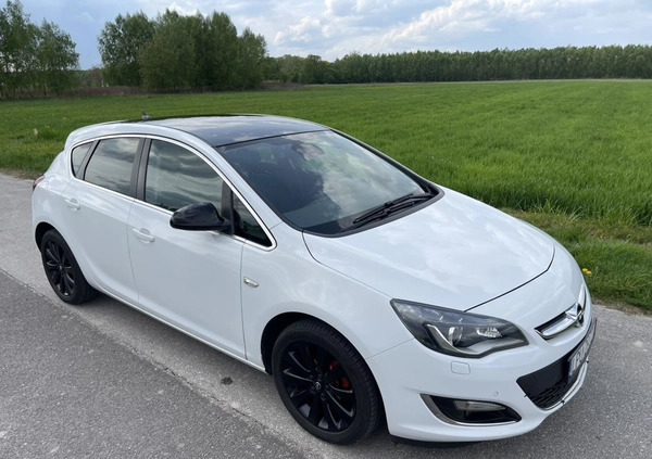 Opel Astra cena 33600 przebieg: 165000, rok produkcji 2013 z Puławy małe 781